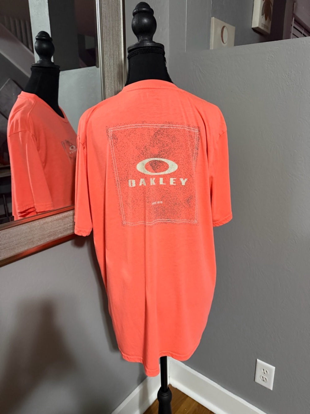 Buckle 4 Shirt Bundle Size XL. Includes 2 Hurley, 1 Oakley, & 1 Veece. - Picture 4 of 12
